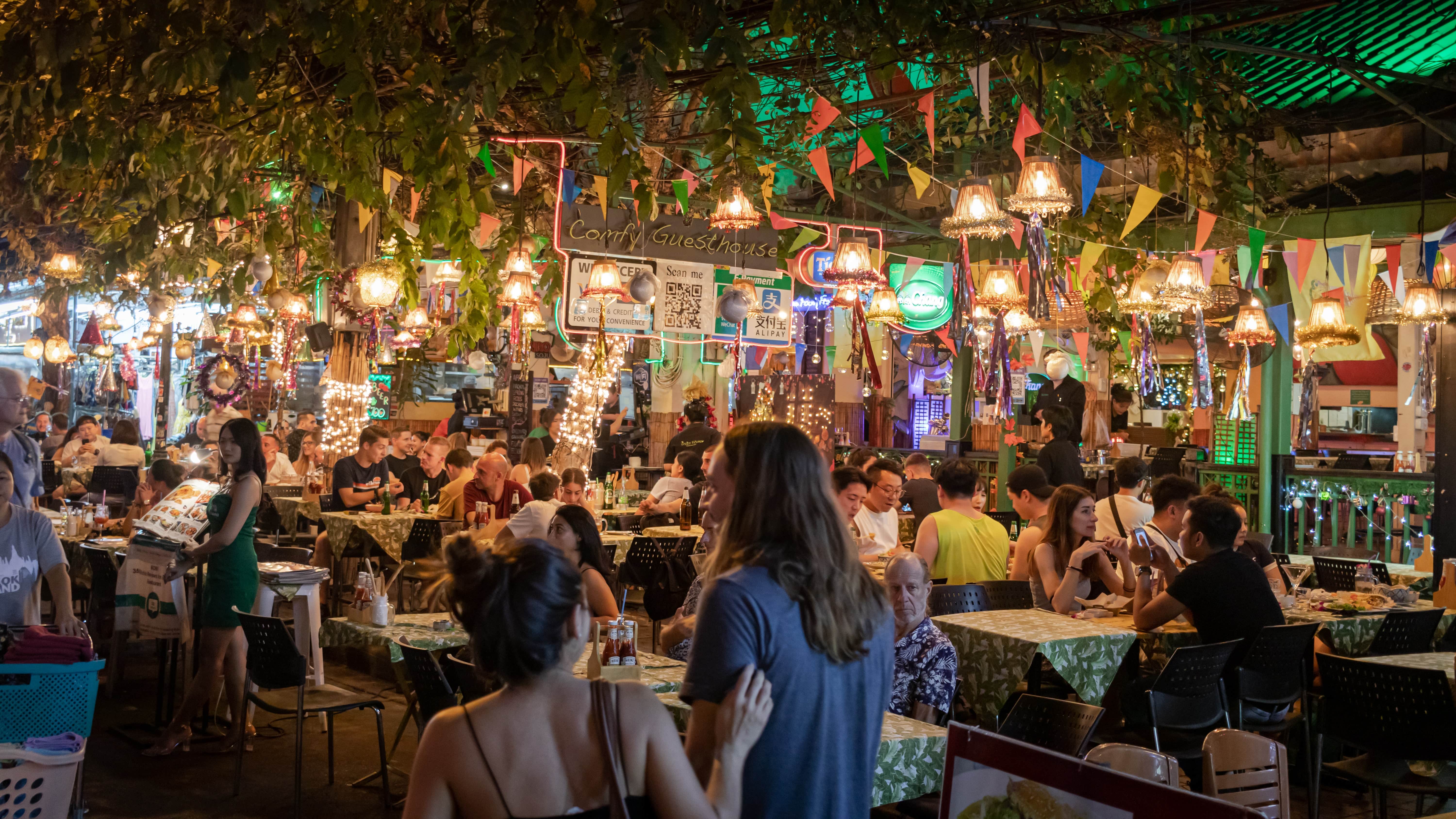 Restaurant with many people, and many seats