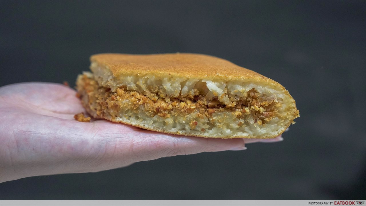 Fluffy pancake-like pastry, with crushed peanuts fillings