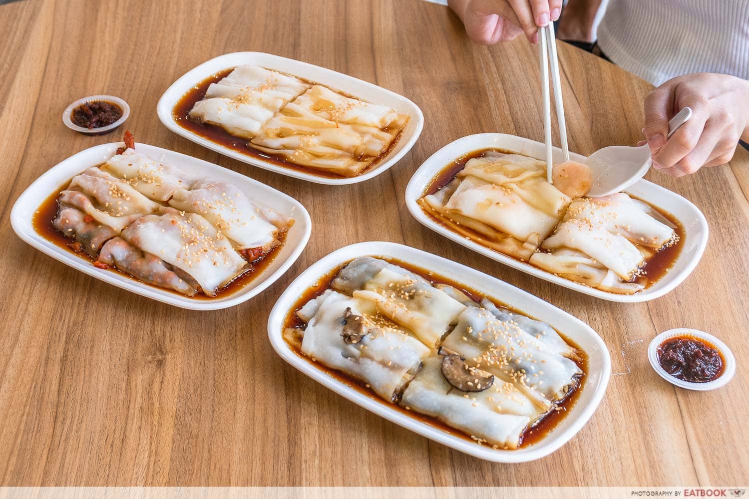 Steamed rice noodle roll with fillings such as prawn,
                char siew, vegetable, or even nothing