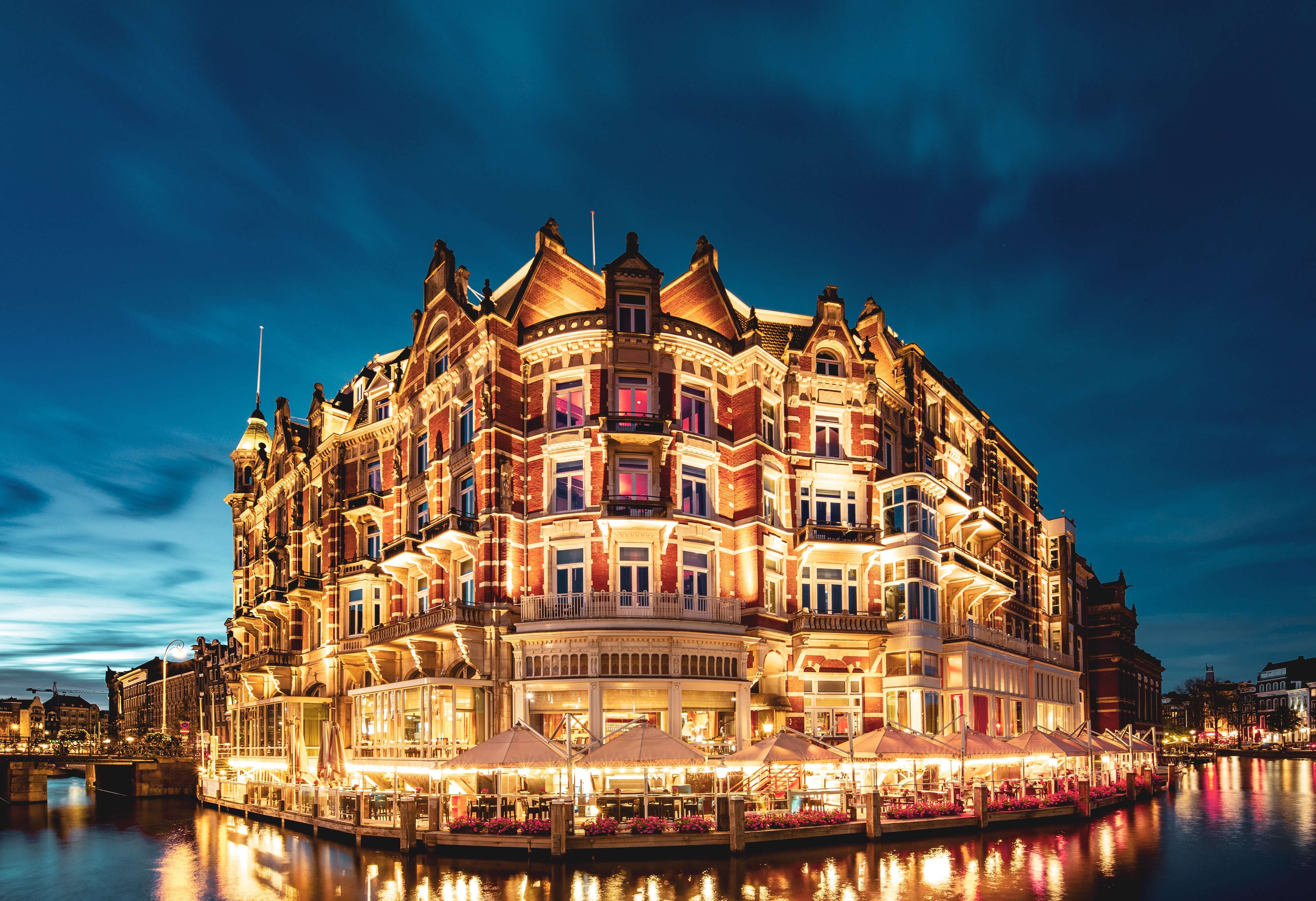 Stunning nightview of a hotel, surrounded by river