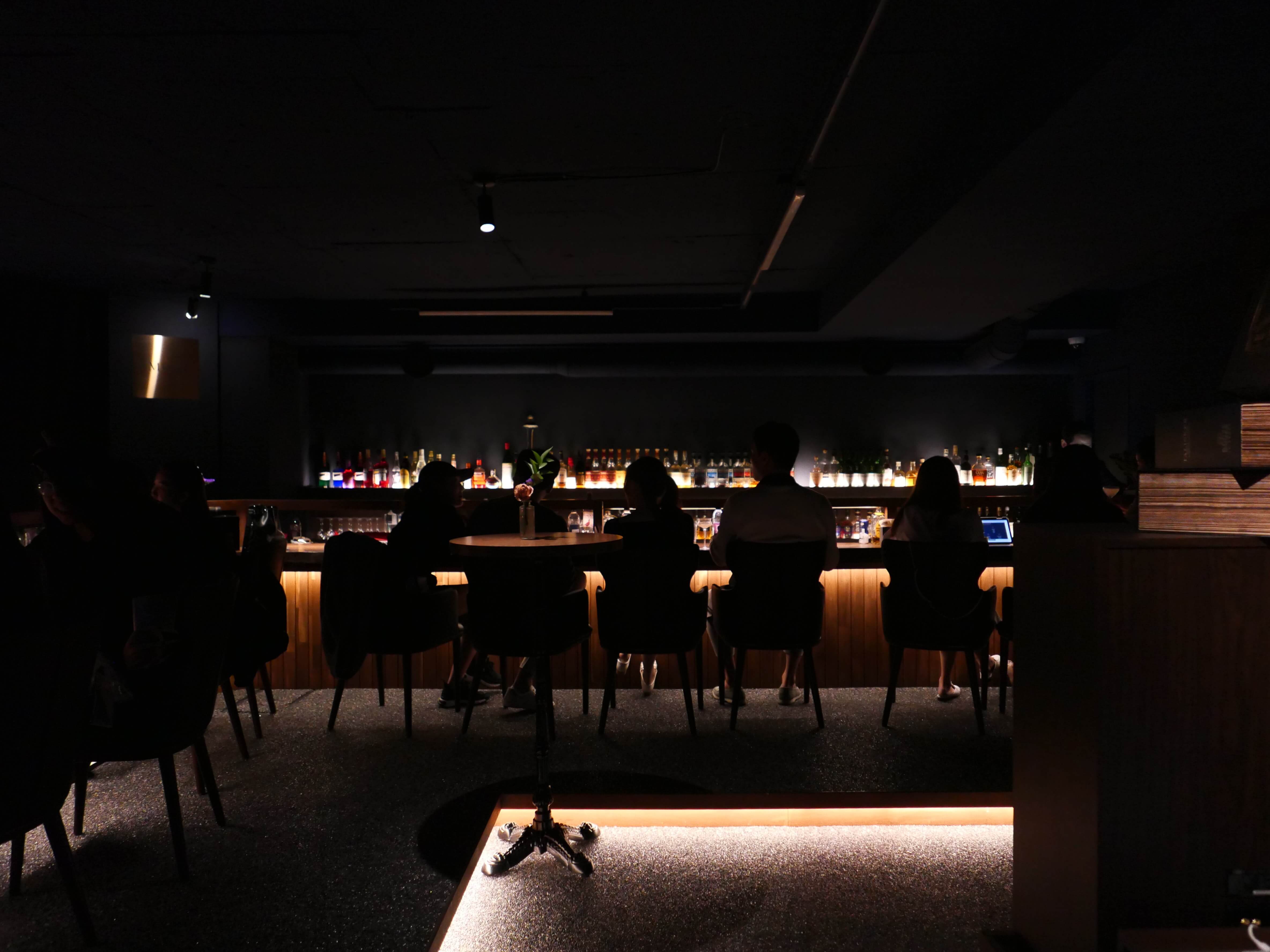 Chill ambience with people sitting by a bartop